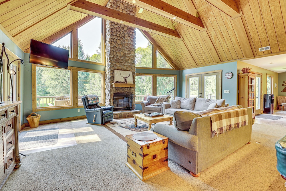 23 Mi to Mohican SP: Group-ready Lodge w/ Hot Tub