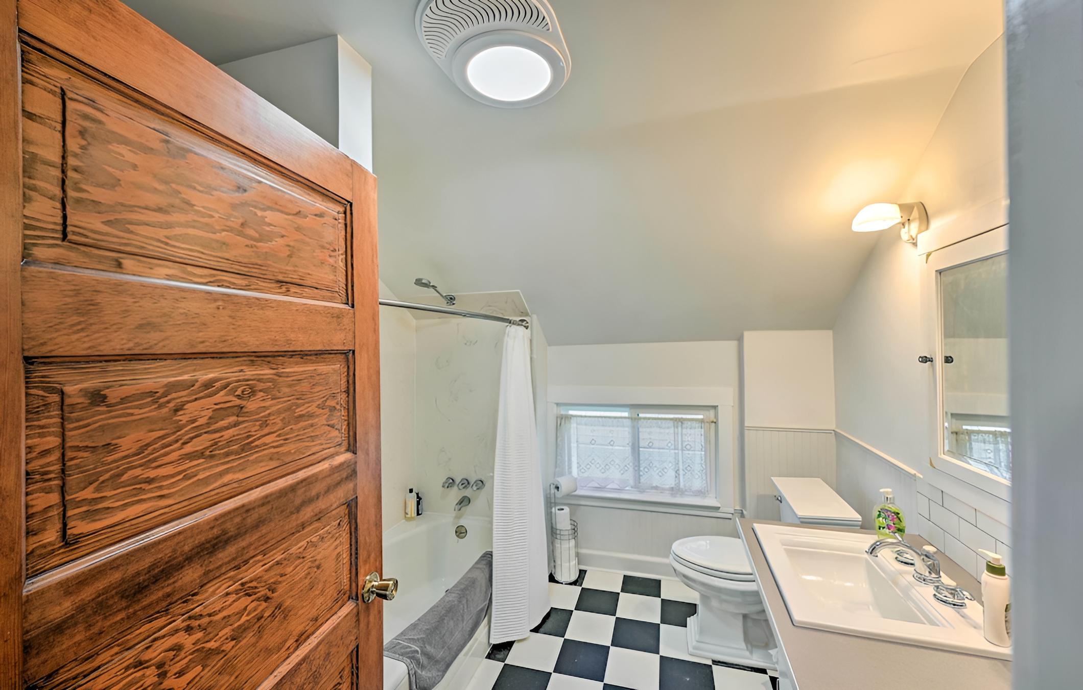 Sunny & Central Everett Home < 1 Mile to Dtwn! view 2