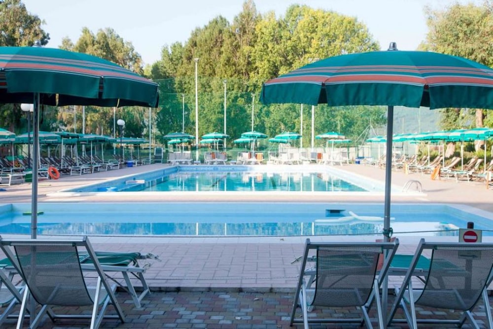 Residence with pool in Luni Mare