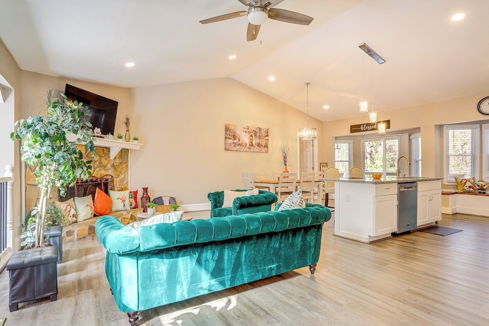 Home w/ Grill & Games - 17 Mi to Lakepointe Sports