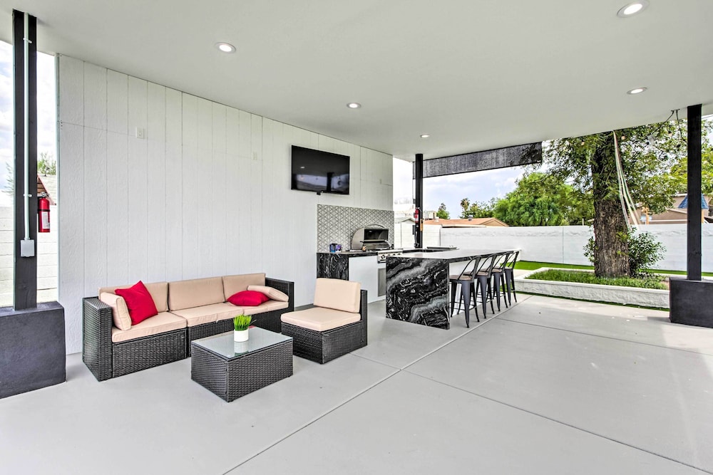 Putting Green & Gazebo: Upscale Peoria Home view 3