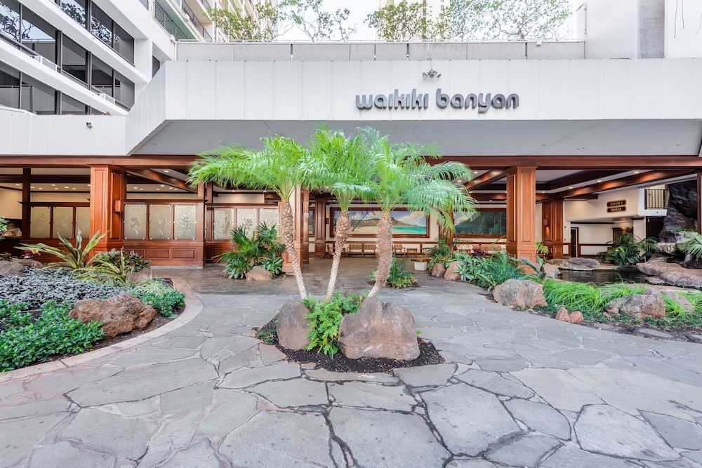 Hotel Deluxe Garden View Waikiki Banyan, Free Parking by Koko Resort Vacation Rentals - Image 1