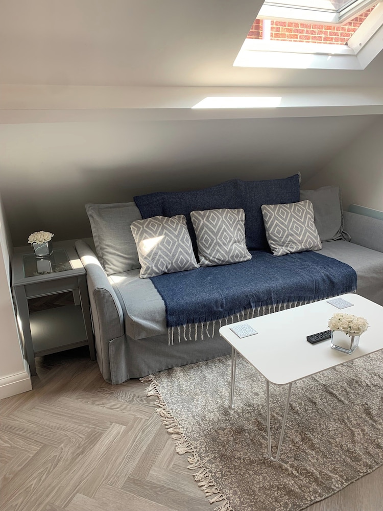 Seaside Chic Loft Apartment in Leigh-on-sea