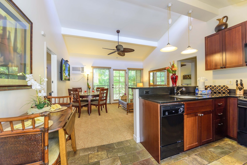 Aina Nalu D202 2 Bedroom Condo by Redawning - Image 2