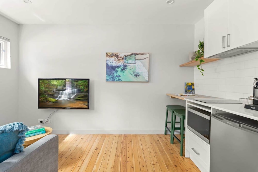 Modern 1-bed Pad Minutes Away From Beach