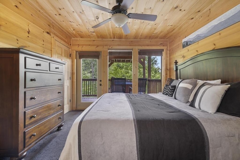 A Peace of Paradise - 3 Bedrooms, 3 Baths, Sleeps 8 Cabin by RedAwning