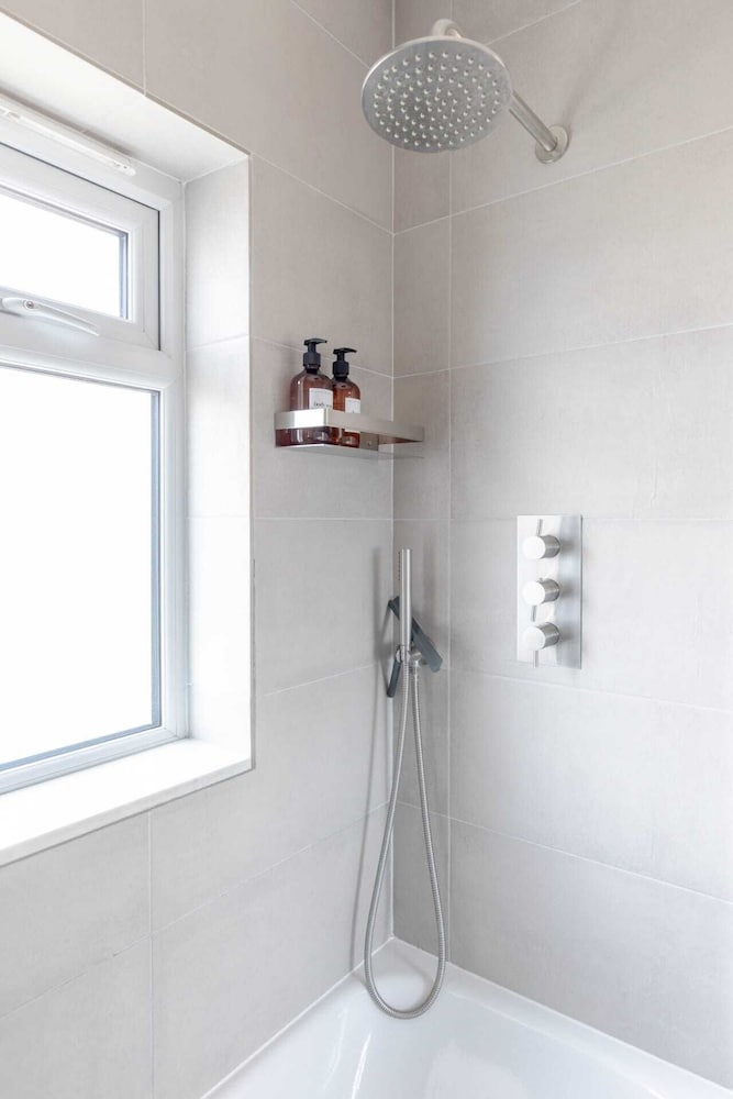 Sleek Scandi-inspired 2BD Flat, Fulham