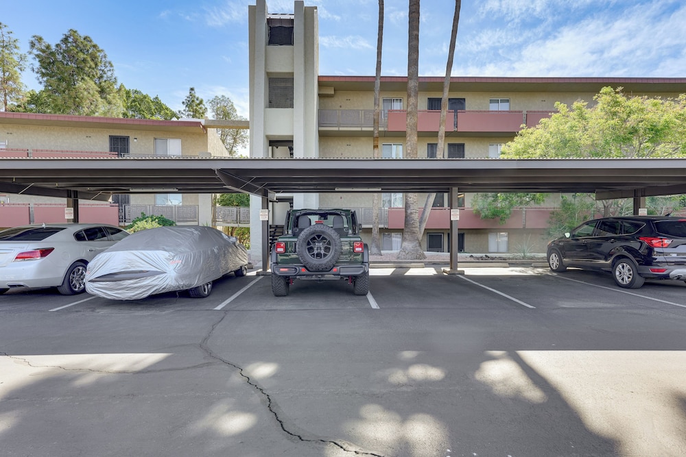 < 1 Mi to Old Town: Scottsdale Condo w/ Balcony