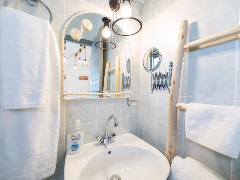 Evi Rooms