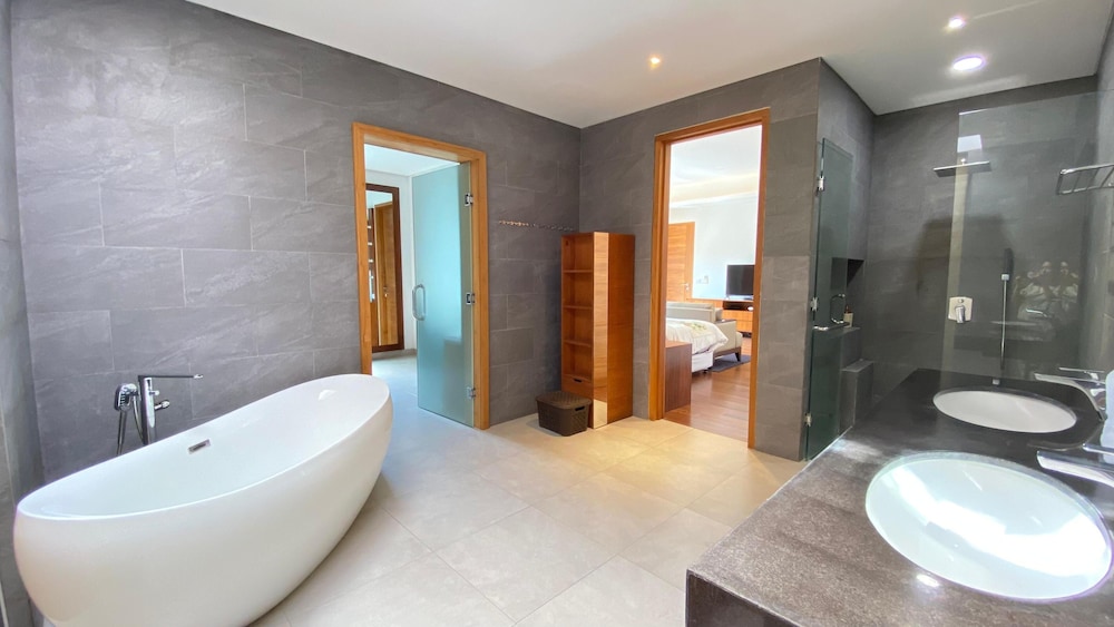 YY Villa Big Pool & Parking in Seminyak