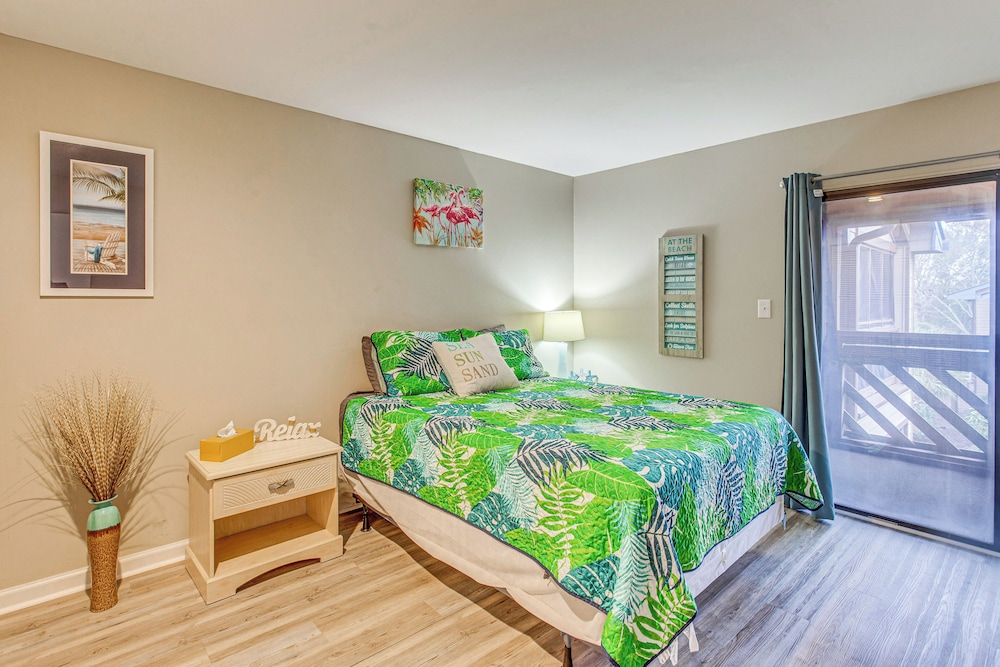Walk to Ocean: Condo w/ 2 Pools in Myrtle Beach