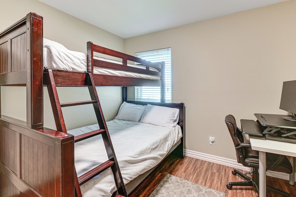 Pet-friendly Family Home 3 Mi to Lake Lewisville