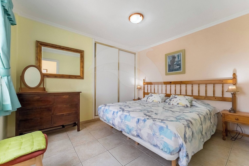 El Médano Apartment With Pool and Garden Views