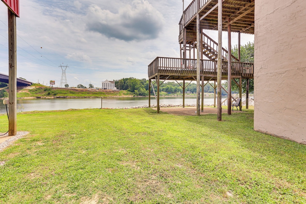 Tennessee River Retreat: Multi-level Deck & Views