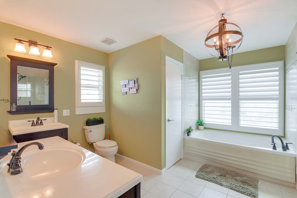 Boat Slip + Decks: Waterfront Gem Near Galveston!