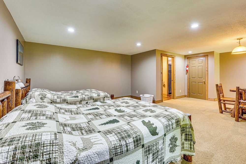 23 Mi to Mohican SP: Group-ready Lodge w/ Hot Tub