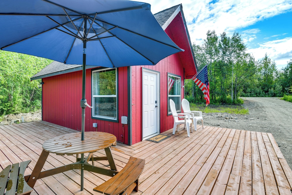 Cozy Houston Getaway w/ Fire Pit & Lake Access!