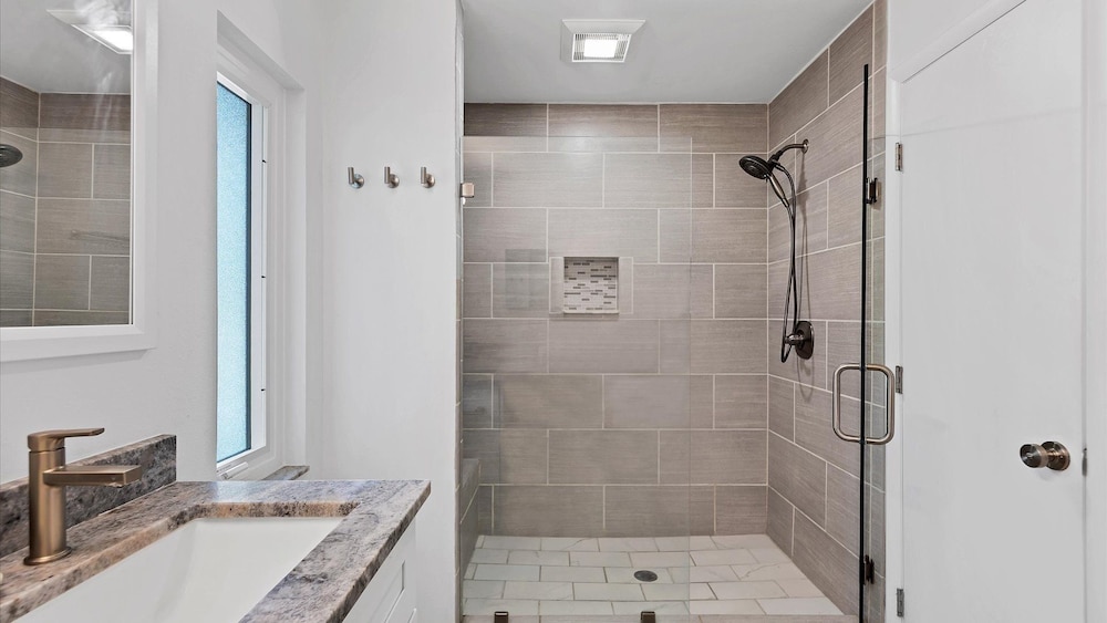 Downtown Sarasota Private Vacation Home - Minutes To Beaches, Beautiful Backyard, And Pet-friendly! 3 Bedroom Home