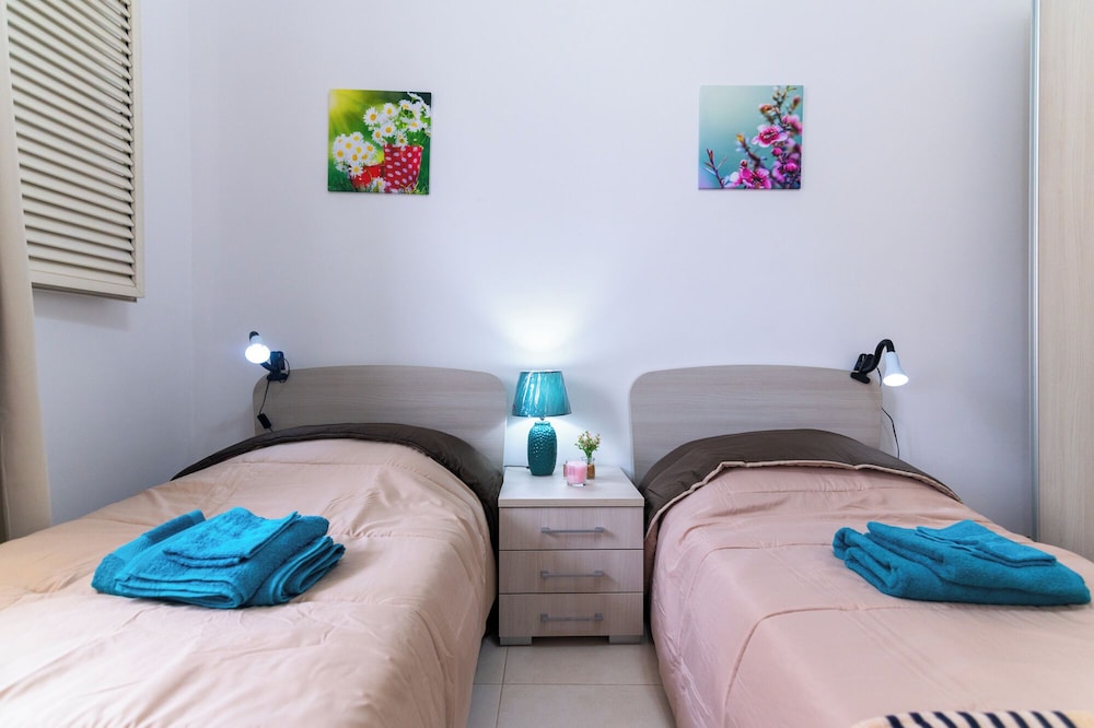 Seaside Cosy Maisonette- 2 mins from sea