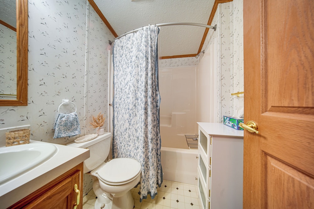 1 Mi to Lake Access: Erie Home w/ Private Backyard