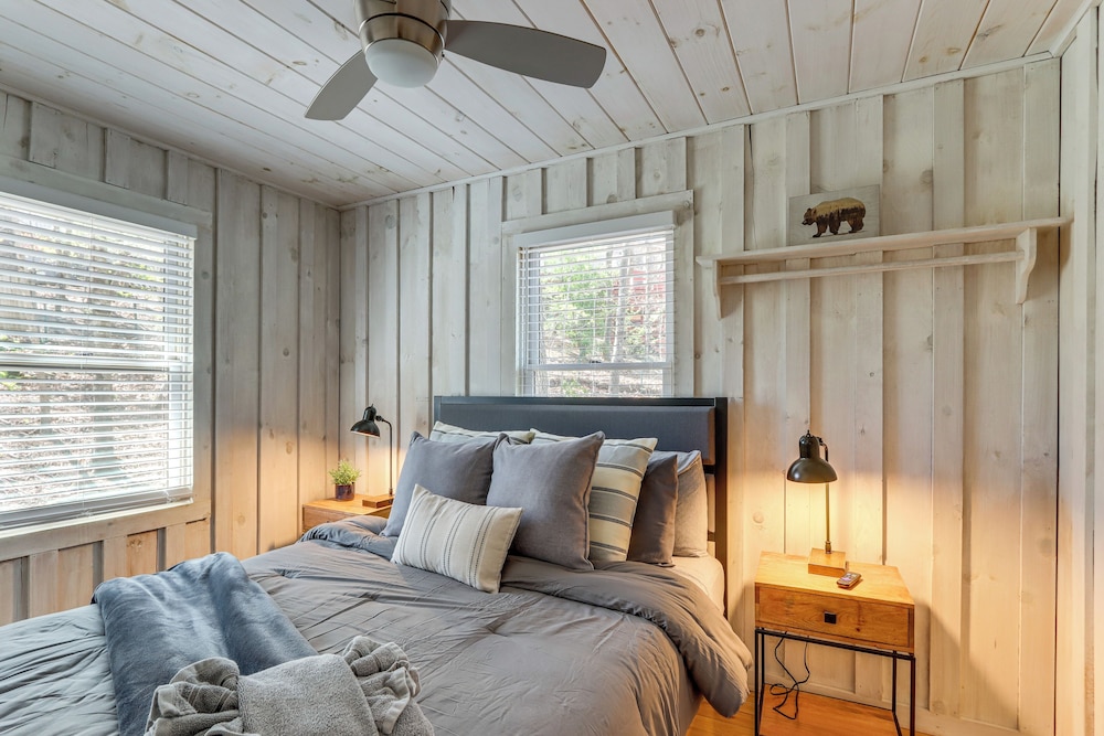 3 Mi to Dtwn: Blue Ridge Cabin w/ Hot Tub & Views