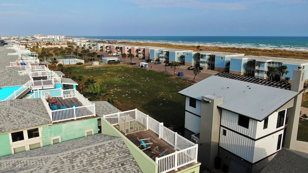 Walk to the Beach Ocean Views, Balcony Dining & Open Living Beachview 54 by Avantstay