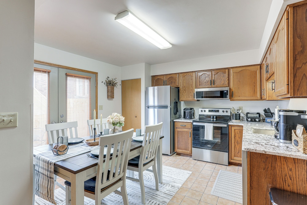 Townhome w/ Patio: 1 Mi to Clearfield Riverwalk