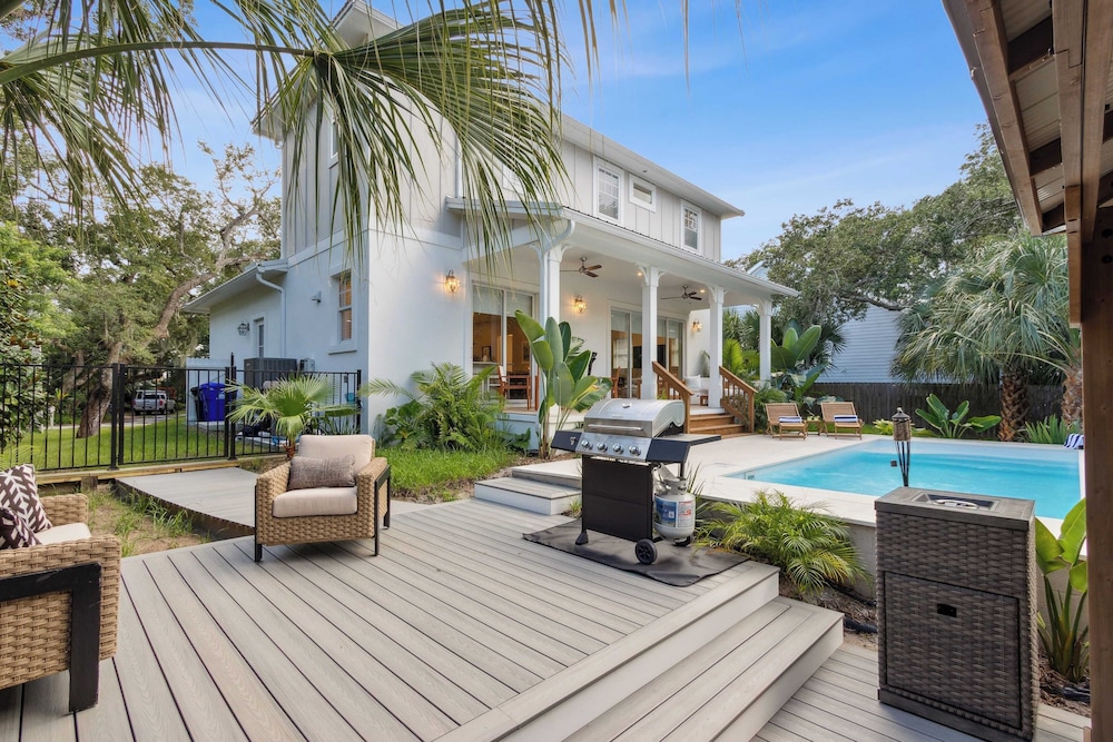 Serenity at Surfside by Avantstay Pool, Porches, Fire Pit & Arcade Near Vilano Beach