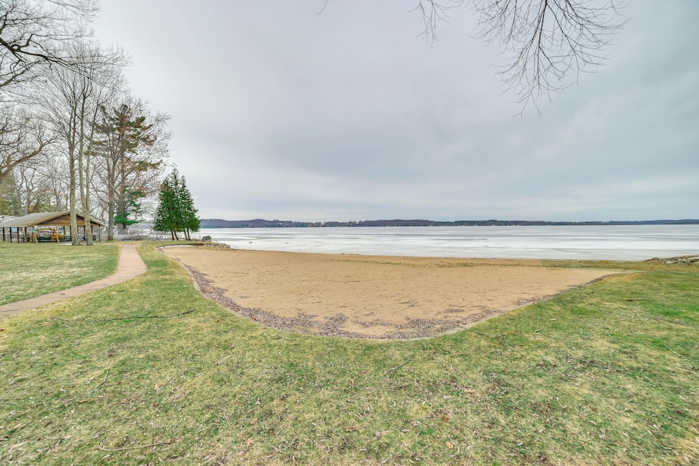 4 Mi to Lake Bellaire: Home w/ Deck & Pool Access!
