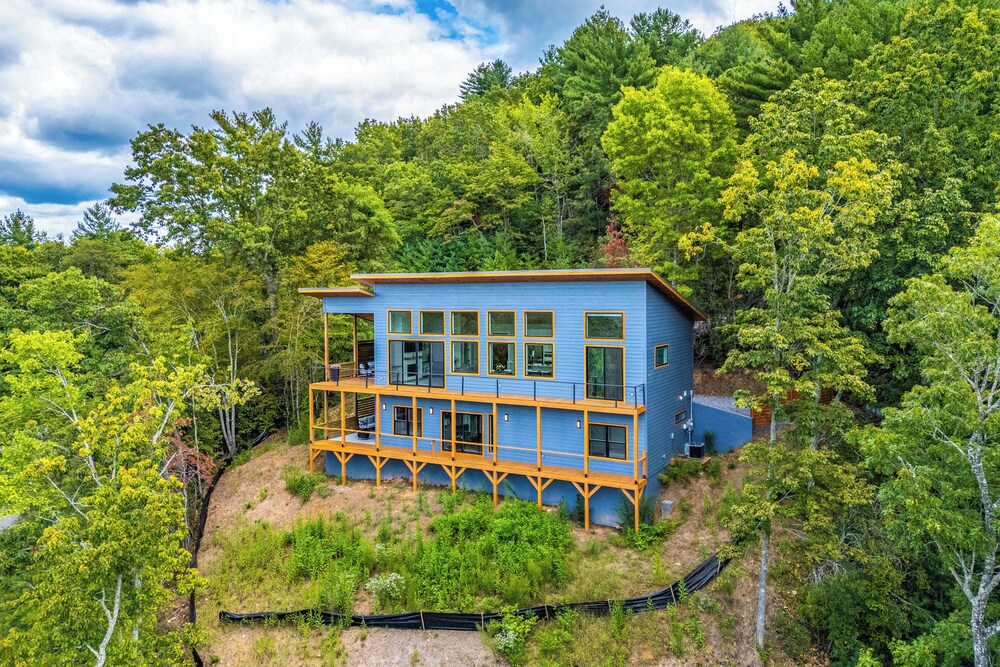 Mtn-view Decks & Fire Pit: Quiet Brasstown Escape