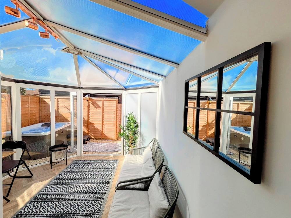 1-bed Retreat - Hot Tub, Private Garden & Bbq