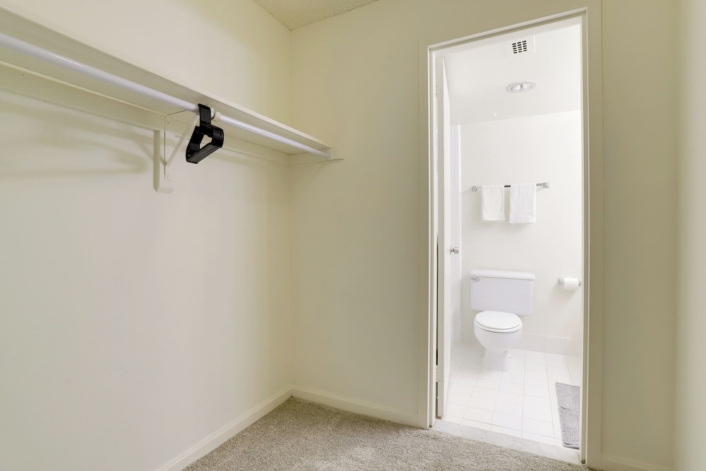 Modern 2BR Apt in Crystal City near D.C.