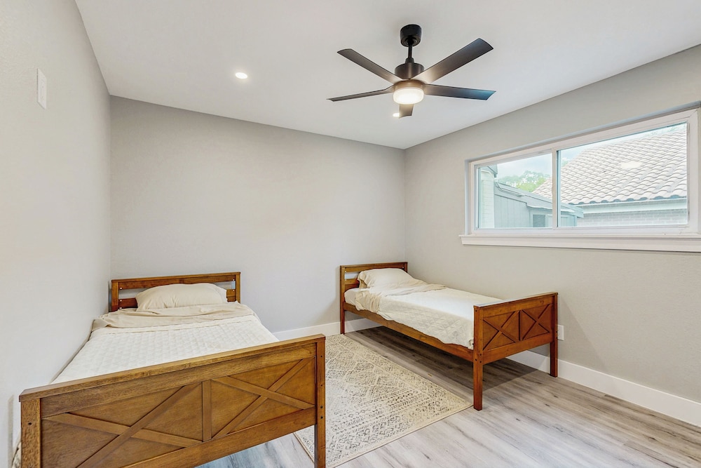 Relaxing Dog-friendly Home w/ Deck & Wifi