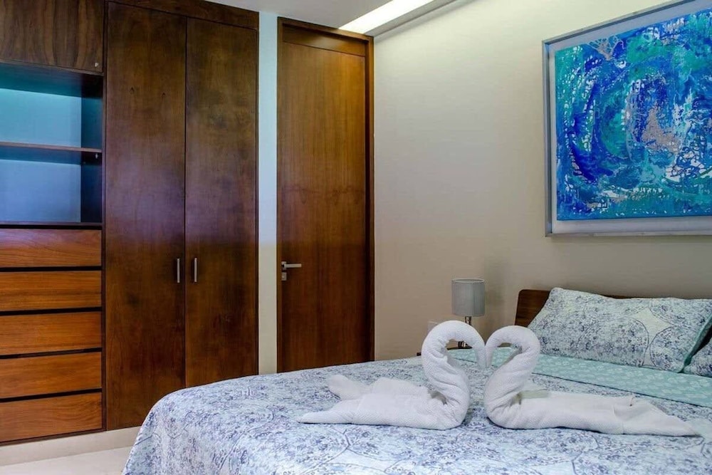 1 Br Steps From the Beach Roof w Ocean View