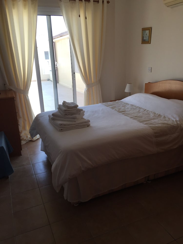 2 Bed Flat - Sleeps 4 - Pool - Parking - Wifi view 4