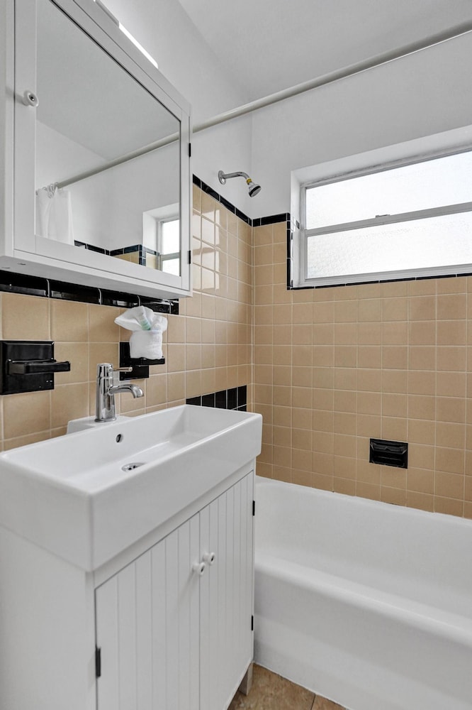 Lovely 1- Bedroom Rental Unit With Pool