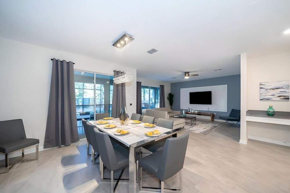 Sleeps 17 - Luxury 6bdhome With Pool Storey Lake