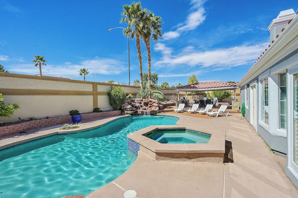 Villa - 8 Bedrms 5 Bths 15 Beds