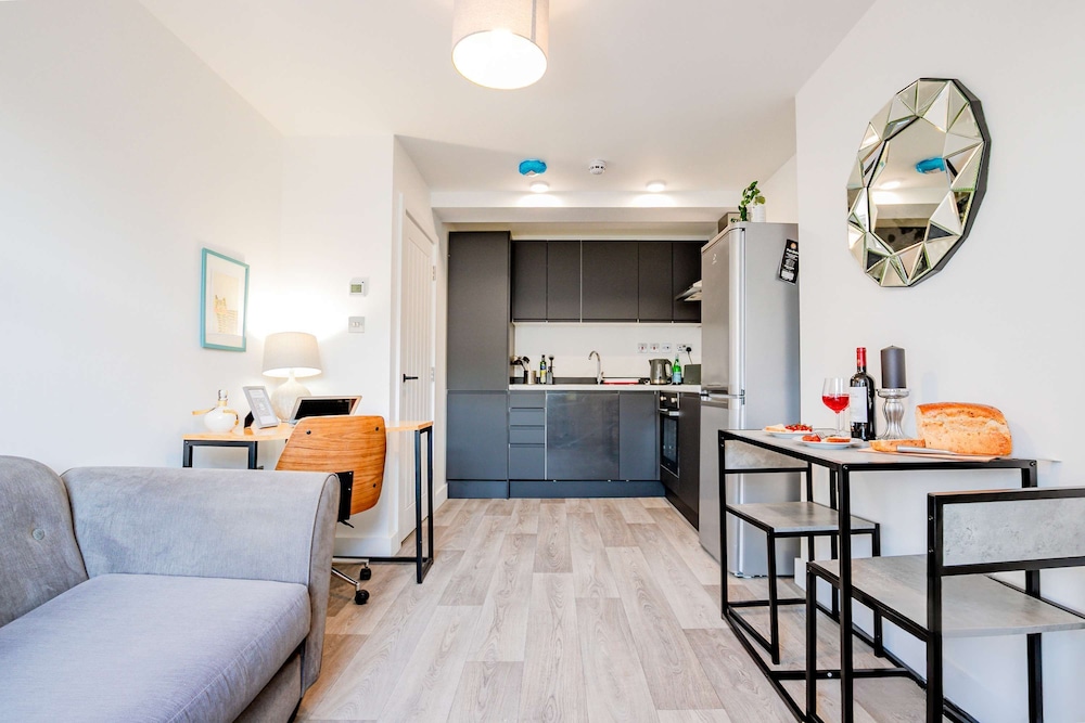 Host Stay Croydon Road Apartment