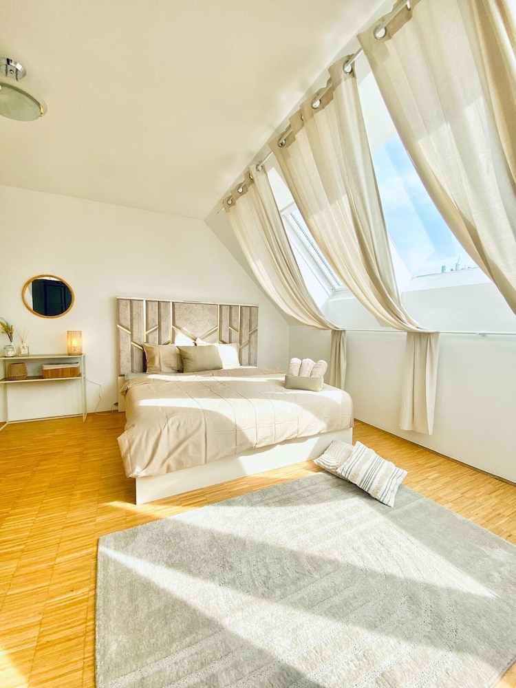 Comfy 3BR Apt With Living Room Balcony