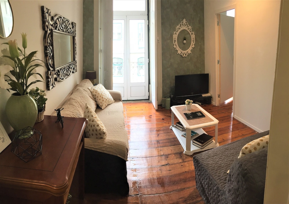 Charming Vintage Auto Check-in Flat in Baixa view 5