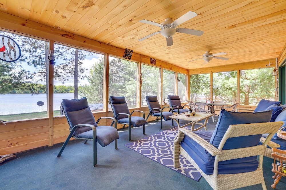 Gorgeous Lake Arbutus Getaway w/ Dock & Boat House