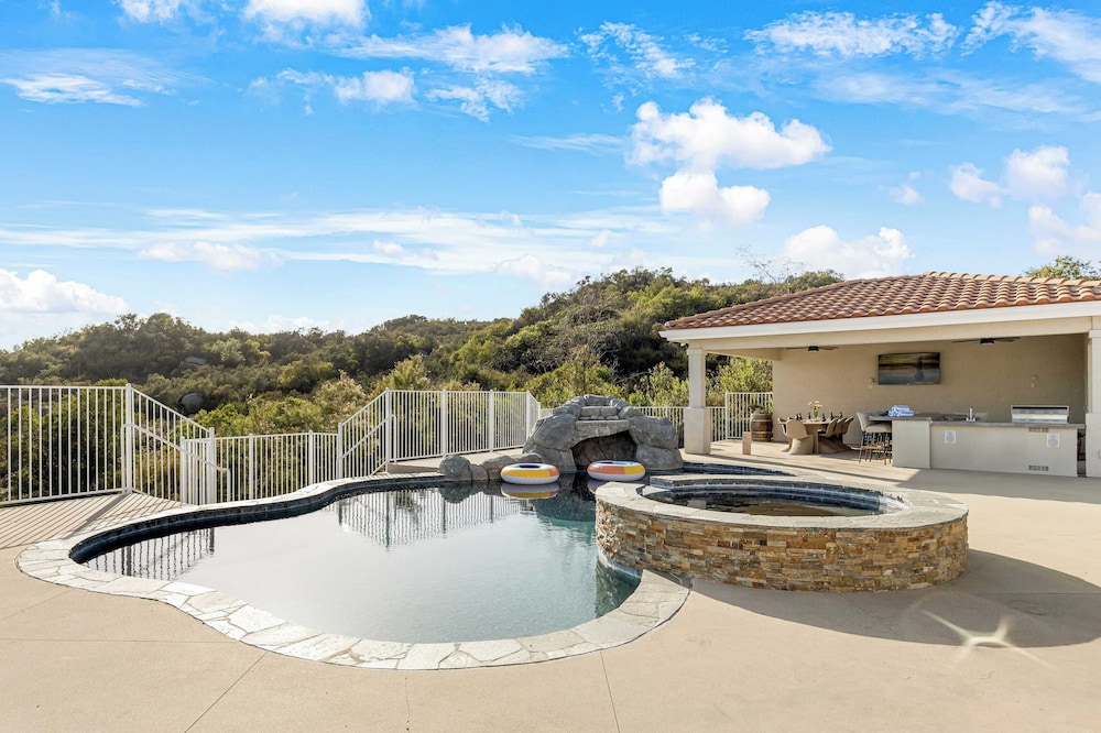 Pool, Views, Hot Tub, Fire Pit & Arcade Vista Clara by Avantstay