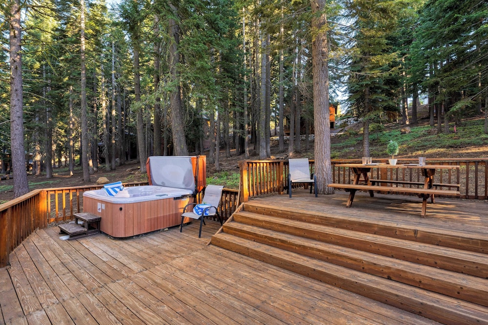 Cozy Escape w/ Hot Tub + Deck & Access to Tahoe Donner & Skiing Alpenglow Chalet by Avantstay