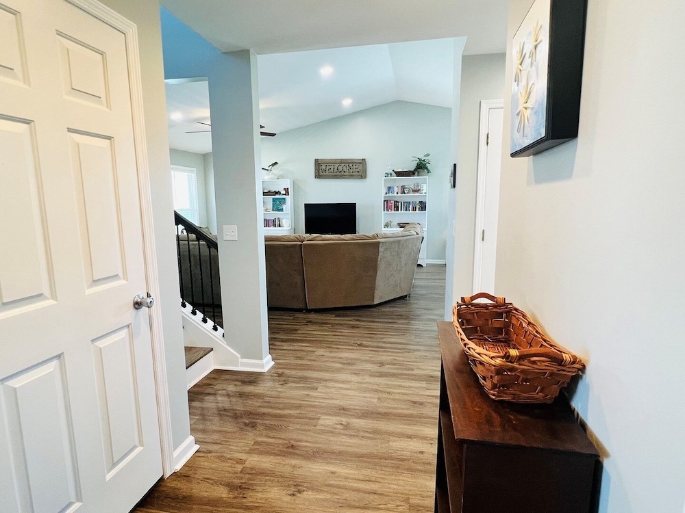 Just Breeze 'n 4 Bedroom Home by RedAwning