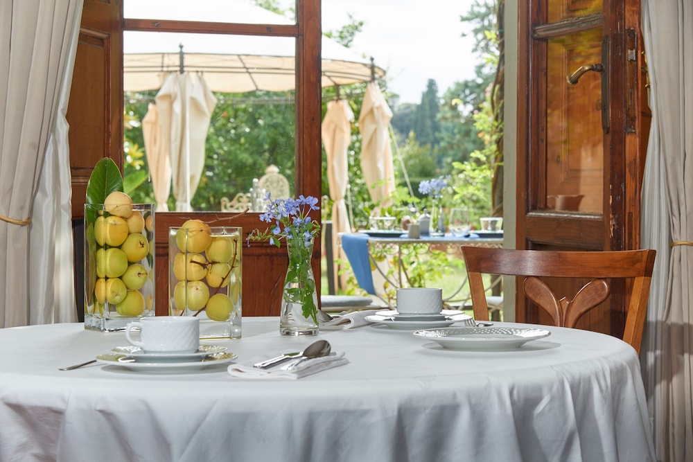 Ape Rosa Relais