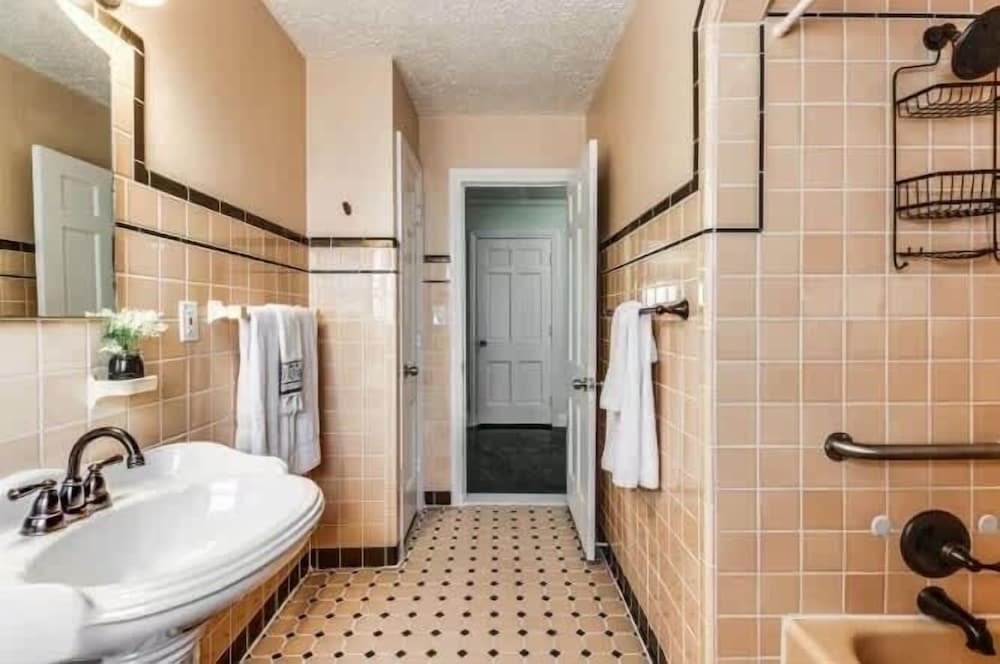 Spacious 5br Sleeps 10 University District 5 Bedroom Home