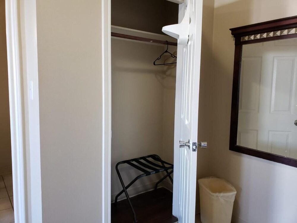 Victoria Vacations - Crossroads Inn  Suites - Property Image 1