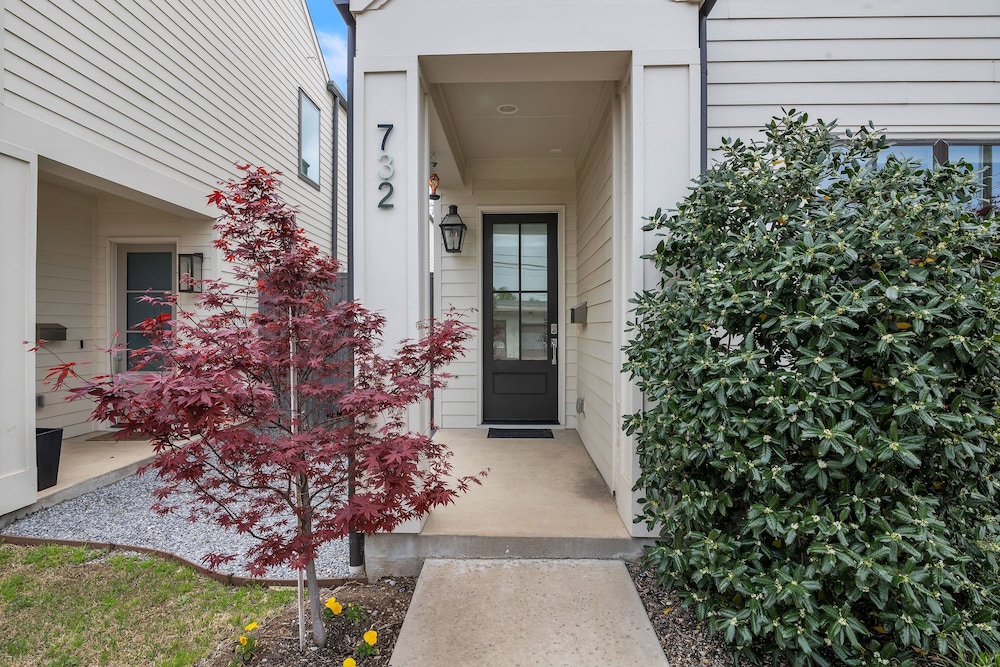 Modern 3br In Bishop Arts Walk To Shops & Dining 3 Bedroom Duplex