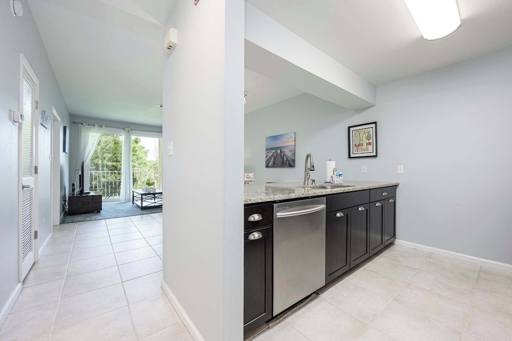 Sunshine & Whiskey Condo for 6 With Resort Amenities Near Grand Boulevard